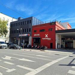 Glassdrive, vom gegenüberliegenden Café hat man den Überblick, ob in der Werkstatt etwas passiert 🤓