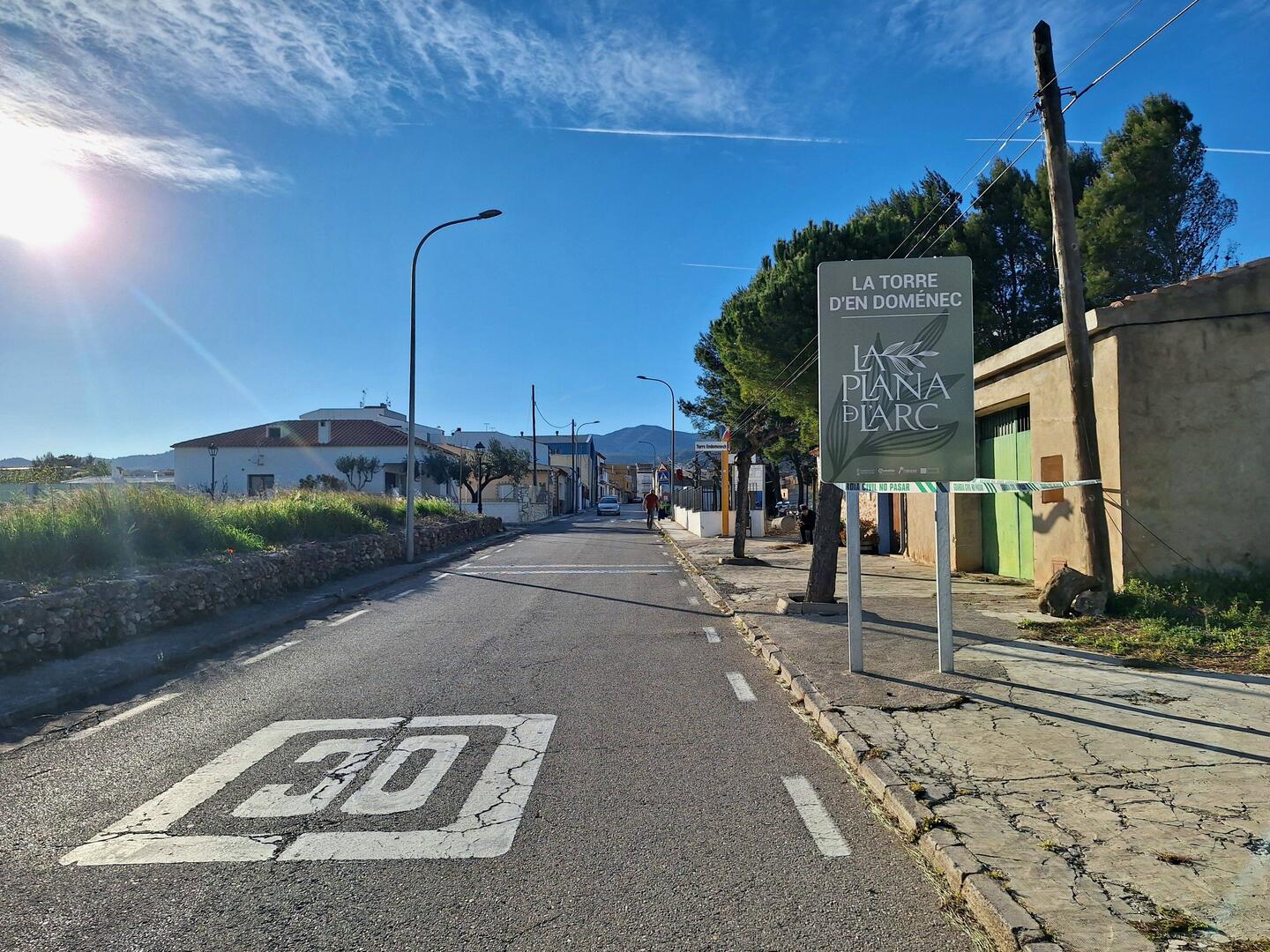 Zufahrt zum Dorf La Torre d'en Doménec