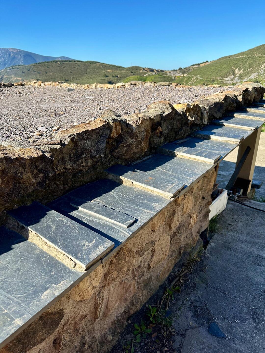 Launa (clay) roof with slate eaves and counterbalancing stones called castigaderas