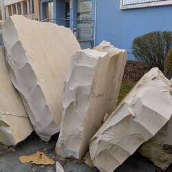 Solnhofer Platten mit Gruß an die Fliesenleger.
