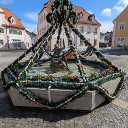 Die Osterbrunnen (Fischerbrunnen) weisen auf das bevorstehende Osterfest hin.