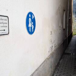 Durch diese enge Gasse muss ich passe.