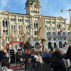 Roboterkellner zum Geschirrabräumen ... direkt vor dem über 200 Jahre alten Rathaus