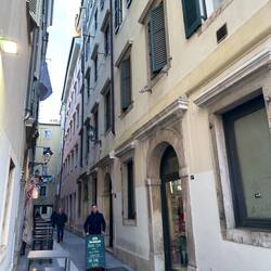 Direkt hinter dem Piazza Unita d'Italia