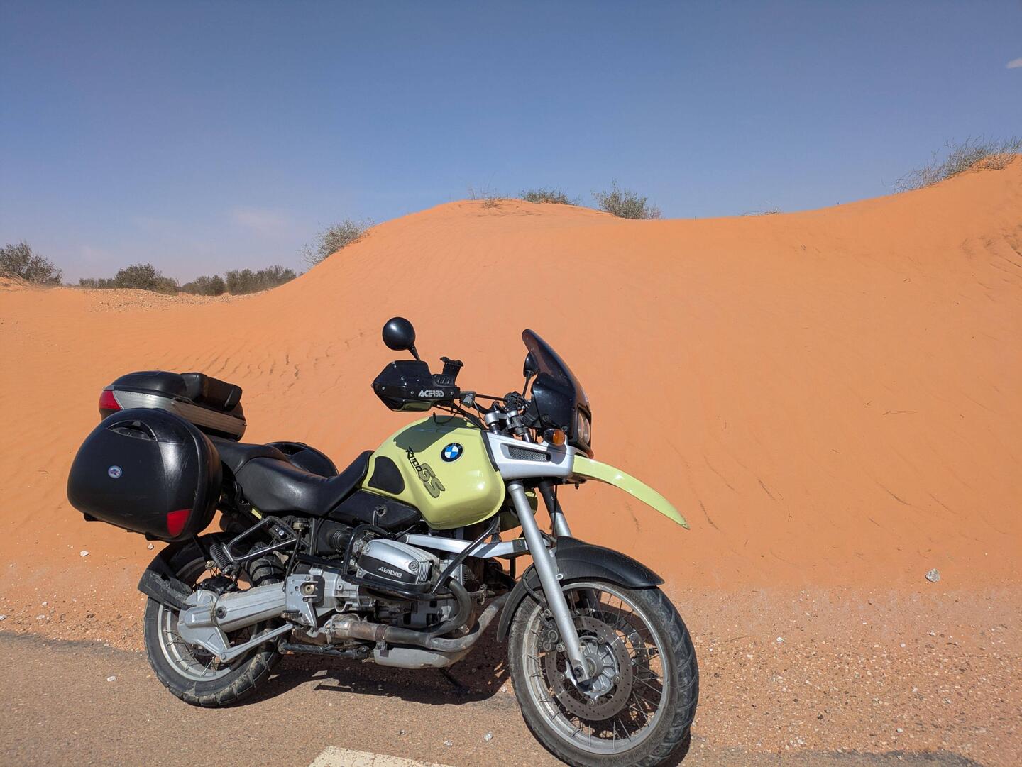 Wunderbare Sanddünen auf dem Weg nach Zarzis