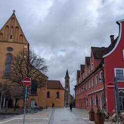 Franziskanerbasilika, St. Matthäus-Kirche und Le Café