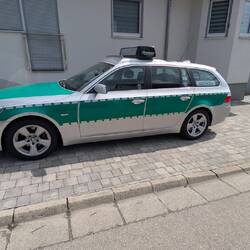 Ein grünes altes Polizeiauto? Ah, ein Filmfahrzeug!