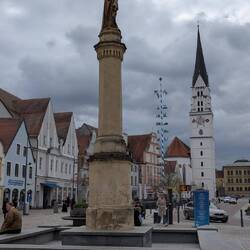 Mariensäule, Maibaum und Stadtpfarrkirche St. Johannes Baptist