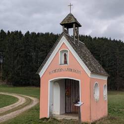 Kleine Kapelle am Waldrand