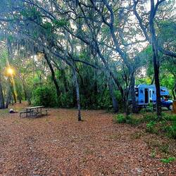 Schöner riesiger Campingplatz