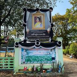 Sirikit, the Queen Mother, died Oct 2025. Mourning pics of her and black/white ribbon are everywhere
