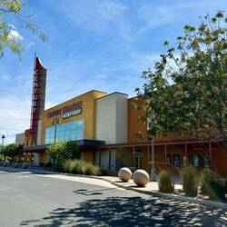 das Kino - Der Ticketpreis betrug umgerechnet nur Fr. 8.50.