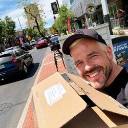 Wie ihr sehen könnt, wurde ich in der letzten Nacht von etwas zweimal im Gesicht gestochen.