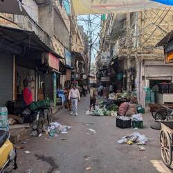 Eine kleine Gasse in Delhi auf dem Weg zum Essen gehen 😁