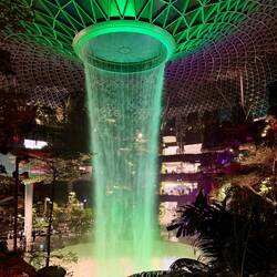 Jewel, der mit 40m zweithöchste Indoorwasserfall der Welt im Flughafen Singapur