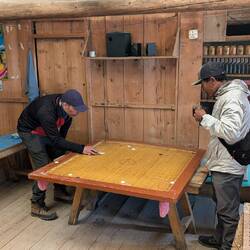 Ein Carrom Spiel zwischen Ash und Lakhpar - Winner: Lakhpar