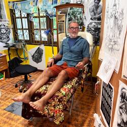 Er wartet auf den Tätowierer