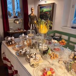 neben der üppigen Dekoration.