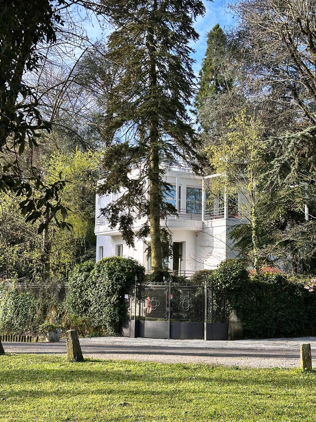 Das Gebäude ist ein originaler Bauhausbau aus der Zeit der 1920er/30er Jahre