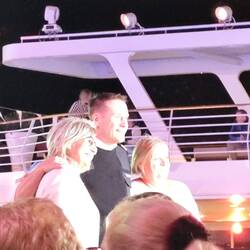 Der Kapitän macht Fotos mit den Passagieren....