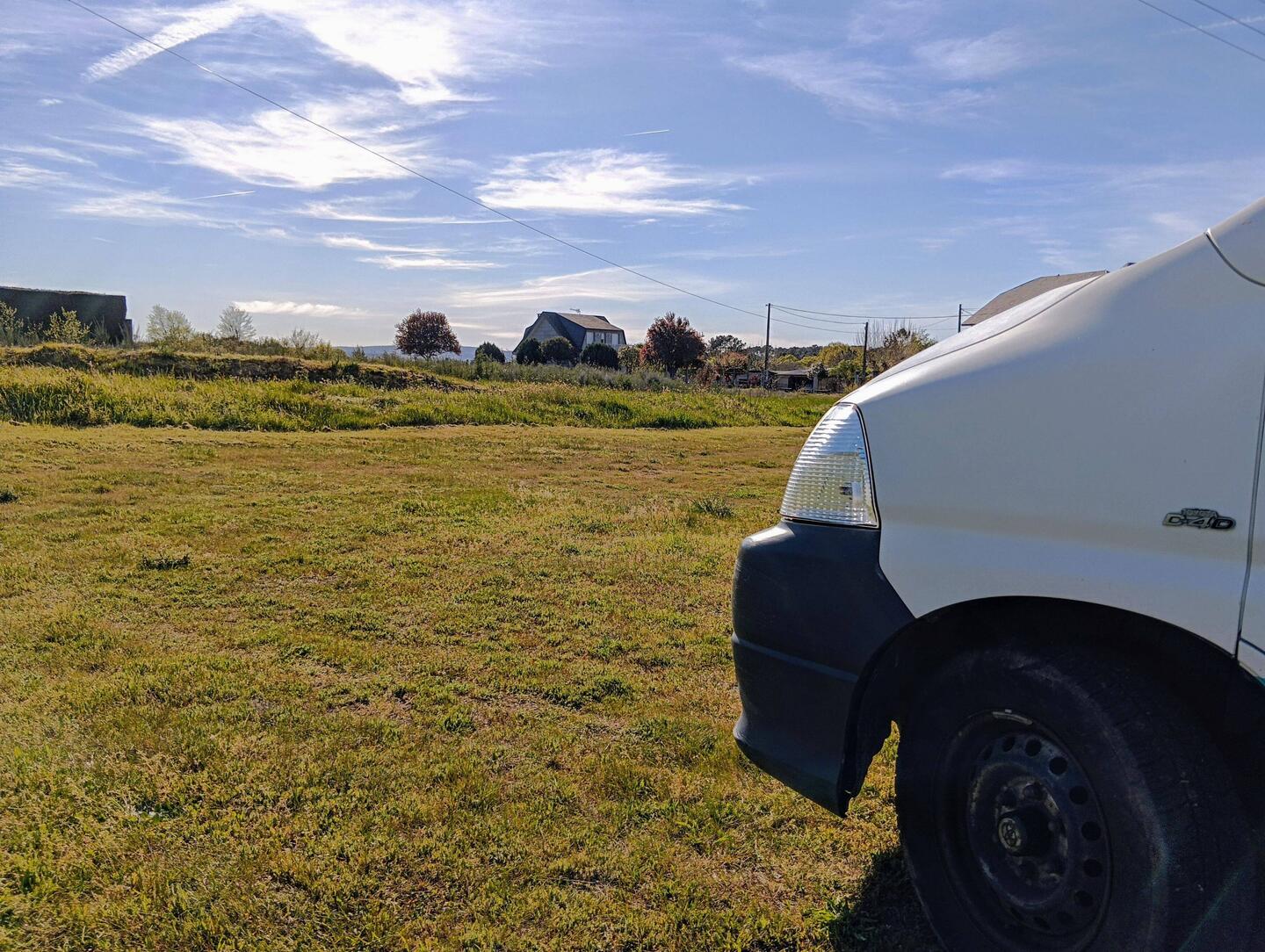 De camperplek achter het hostel