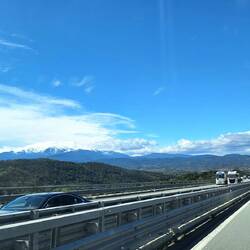 Blick auf die schneebedeckten katalanischen Pyrenäen