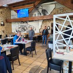 Hier hocken die LKW-Fahrer zum Essen