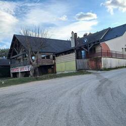 Das Routier mit riesigem Parkplatz liegt ziemlich abgelegen