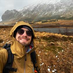 Un arc en ciel se cache sur cette photo