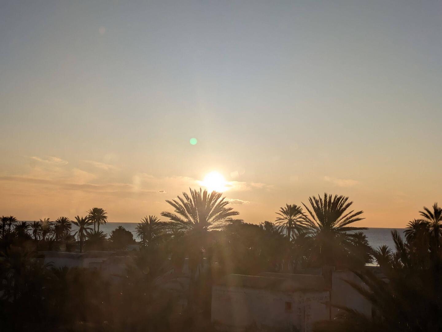 Sonnenaufgang vom Hotelfenster aus..