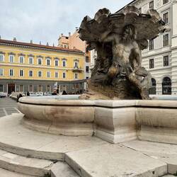 Fontana dei Tritoni, Piazza Vittorio Veneto