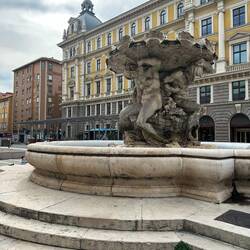 Fontana dei Tritoni, Piazza Vittorio Veneto