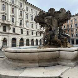 Fontana dei Tritoni, Piazza Vittorio Veneto