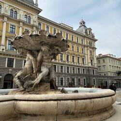Fontana dei Tritoni, Piazza Vittorio Veneto
