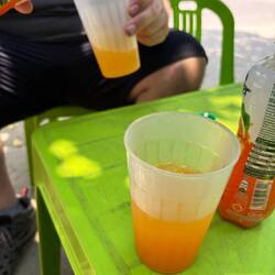 Sketchy Getränk mit sketchy Eis, drückt uns die Daumen