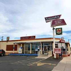 In diesem Supermarkt habe ich Brot, Käse und Wasser gekauft.