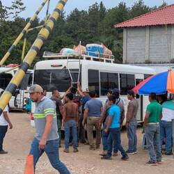 A weird sight: twenty people pushing each other to be the first to get the luggage off?!?!