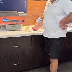Jérôme a trouvé un nouveau appareil de cuisine pour faire des pancakes