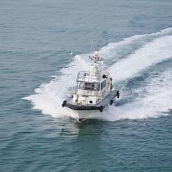 Wir bekommen einen Lotsen / We get a pilot