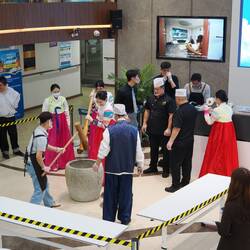 Traditionelle Reiskuchenherstellung / Traditional production of rice cake