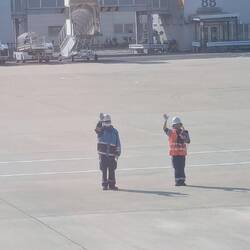 Unser Flieger wird von den handling agents mit Verbrühungen und Winken verabschiedet.
