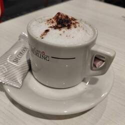 Le cappucino avec mousse au lait - frothy milk. Guess which is mine!