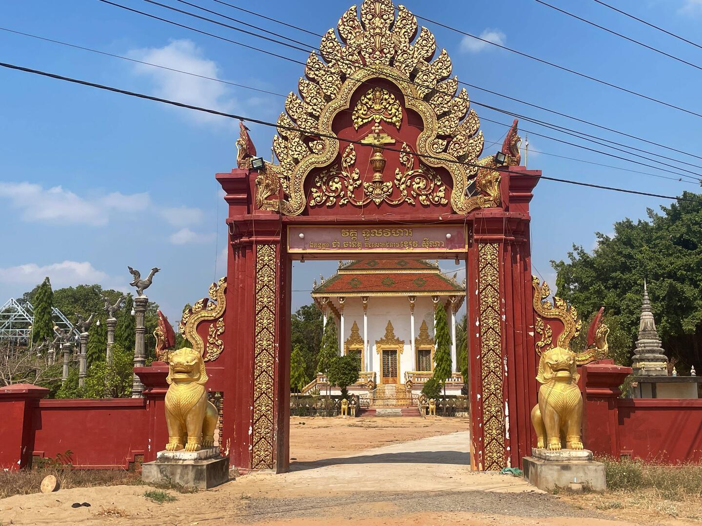 Many newish Wats along the road