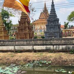 I think those little structure are burial shrines