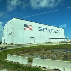 Elon Musk mit seiner Space X ist auch hier vertreten