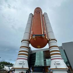 Der Treibstofftank mit den beiden Boostern des Space-Shuttle
