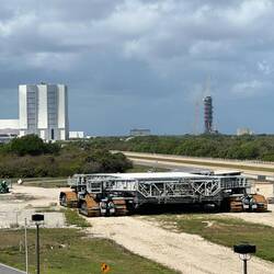 Im Vordergrund der Crawler, der die Artemis Rakete an die Startrampe transportierte...