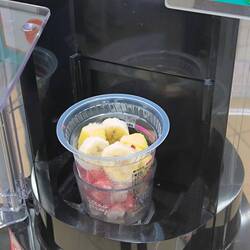 Tienen maquinas para hacer smoothies, compras el tarro y lo hacen allí mismo