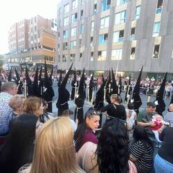 Hunderte der unterschiedlichsten Bruderschaften mit ihren schwarzen Hüten/Masken
