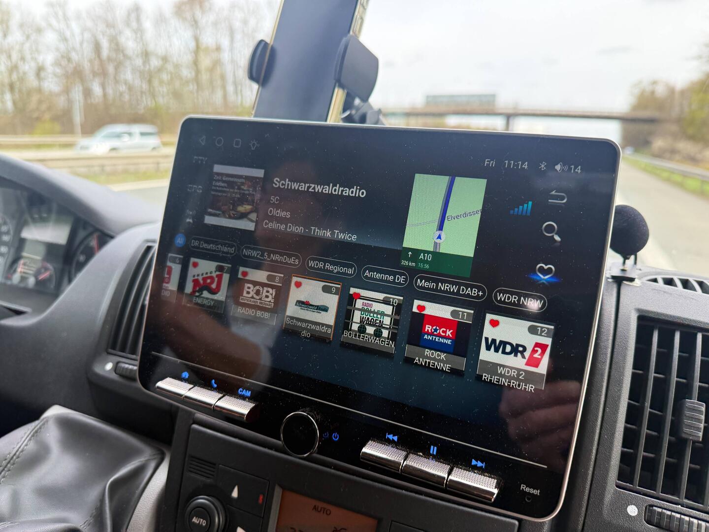 Nach vielen Versuchen mit der Scheibenantenne hat sich herausgestellt das Vernüftiger Empfang .....